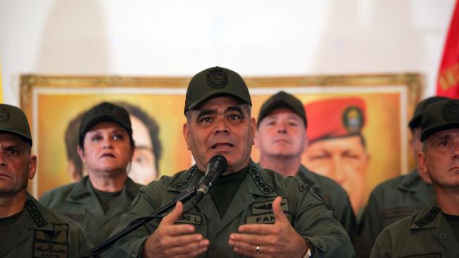 Vladimir Padrino López, ministro de Venezuela, habla junto a un grupo de generales, del apoyo de las Fuerzas Amadas al presidente Nicolás Maduro.
