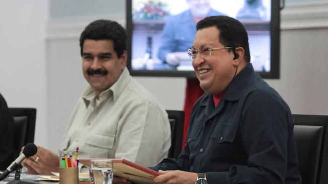 El entonces presidente venezolano, Hugo Chávez (d.) y su vicepresidente ejecutivo y canciller, Nicolás Maduro, durante una reunión del consejo en el Palacio de Miraflores, en Caracas, el 8 de noviembre de 2012.