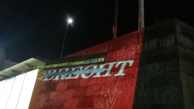 Con proyectores de video lograron por un momento proyectar el logo de Odebrecht en las paredes exteriores del búnker