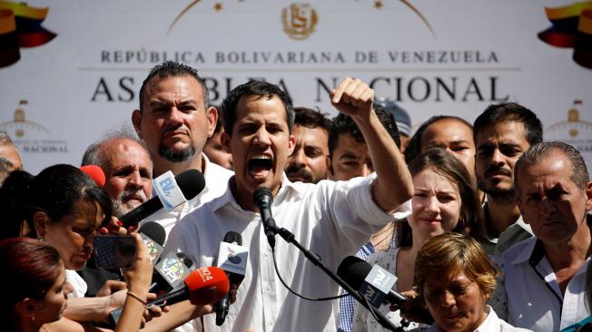 El presidente de la Asamblea Nacional de Venezuela, el opositor Juan Guaidó (c), habló durante un cabildo abierto en Caraballeda, Estado Bargas (Venezuela), tras su detención por parte del Sebin.