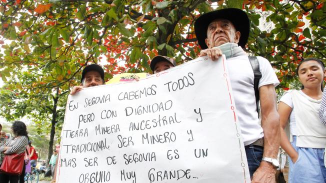 La polémica por la solicitud de militarizar los municipios para combatir la minería ilegal continúa en Antioquia.