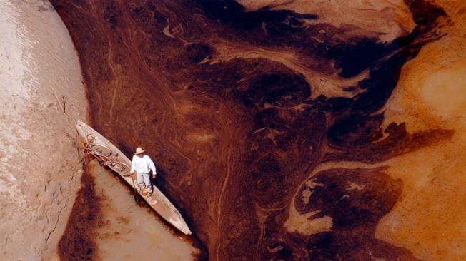 Naturaleza Muerta. El Carmen (Norte de Santander) 12 de febrero 1998. Un campesino en su barca observa el daño al río Simaña por el derrame de 18.500 galones del crudo, debido al atentado contra el oleoducto Caño Limón-Coveñas.