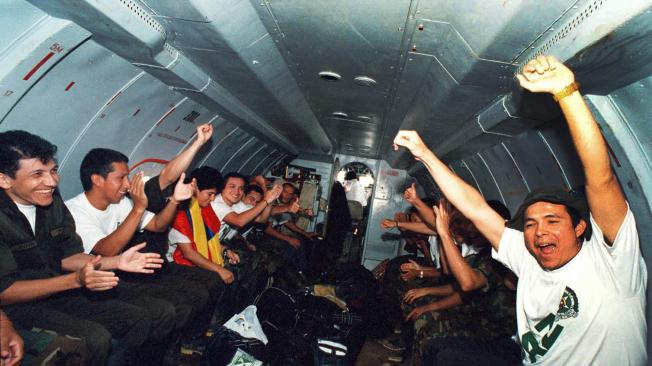 Vuelo a la Libertad. La Macarena (Meta) 29 de junio de 2001.  Escenas de júbilo y grito de felicidad se ven en el avión que lleva  a policías y soldados, secuestrados por las Farc, de regreso a la libertad.