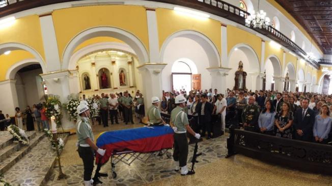 En la iglesia de San Laureano se realizó el sepelio del cadete Óscar Javier Saavedra, cuya familia residía en el barrio Provenza de Bucaramanga.