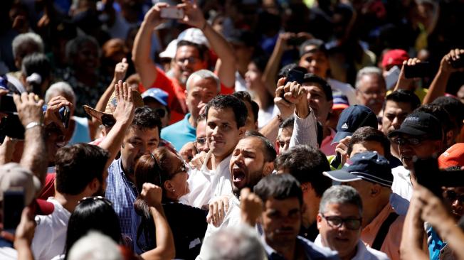 Juan Guaidó (c.), presidente de la Asamblea Nacional, llega a las manifestaciones el La Guaira, Venezuela.