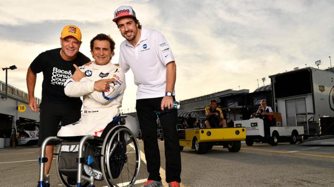 Alex Zanardi, piloto italiano, acompañado de Ruben Barichello y Fernando Alonso.