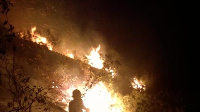Miembros del Cuerpo de Bomberos de Cali estuvieron durante las más de 30 horas, luchando contra el incendio.