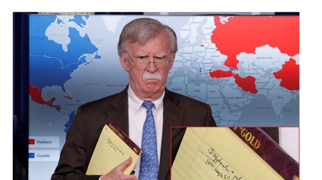 El asesor de Seguridad Nacional de Estados Unidos, John Bolton, sostiene una libreta en rueda de prensa en la que se lee "Afganistán - bienvenido diálogo - 5.000 tropas a Colombia".