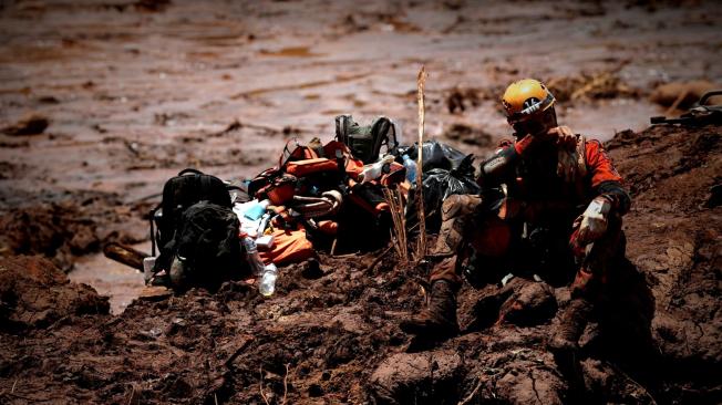 Un bombero en las labores de rescate de las víctimas de la ruptura de una presa minera, en Brumadinho (Brasil).