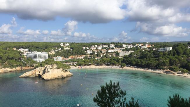 Vista de la playa de Cala Caldana, en la isla española de Menorca.