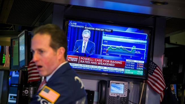 Un trader trabaja frente a un canal de televisión durante la declaración de Jerome Powell, presidente de la Reserva Federal de los Estados Unidos, en el piso de la Bolsa de Nueva York,