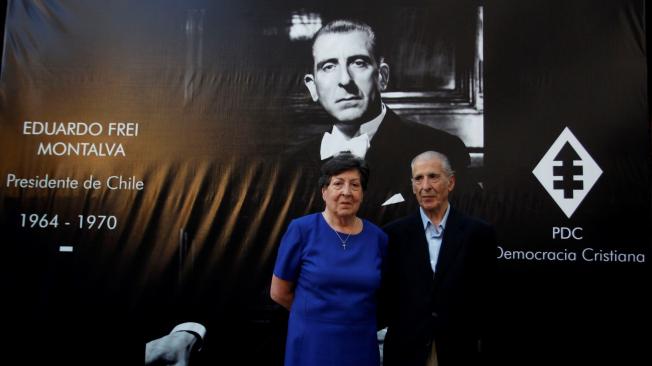 Carmen Frei, hija del expresidente Eduardo Frei Montalba, y su hermano Jorge Frei Ruiz-Tagle, posan junto un cartel sobre su padre, durante un acto celebrado en la sede del partido, en Santiago (Chile).