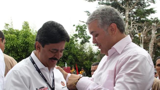 El presidente Iván Duque y Carlos Julio Gonzalez Villa, gobernador del Huila, durante la cumbre de gobernadores.