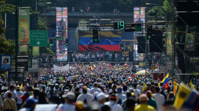 Decenas de manifestantes se lanzaron a las calles de Caracas para respaldar los autoproclamados llamamientos del presidente Guaido.