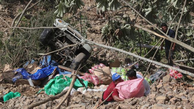 Los familiares de los desaparecidos en los deslizamientos en una carretera al noroeste de la ciudad boliviana de La Paz pidieron este lunes se acelere la búsqueda de los restos, que se cree, permanecen atrapados en varios vehículos debajo de toneladas de tierra desprendida.