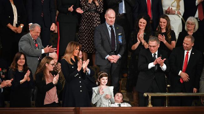 Presentes en el discurso aplauden al presidente Donald Trump, mientras el pequeño Joshua duerme.