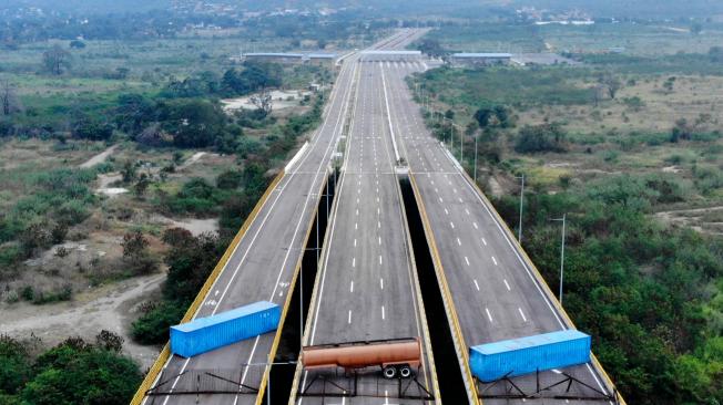 El puente fronterizo de Tienditas entre Colombia y Venezuela y que fue bloqueado por la Guardia Nacional venezolana para impedir el paso de ayuda humanitaria.