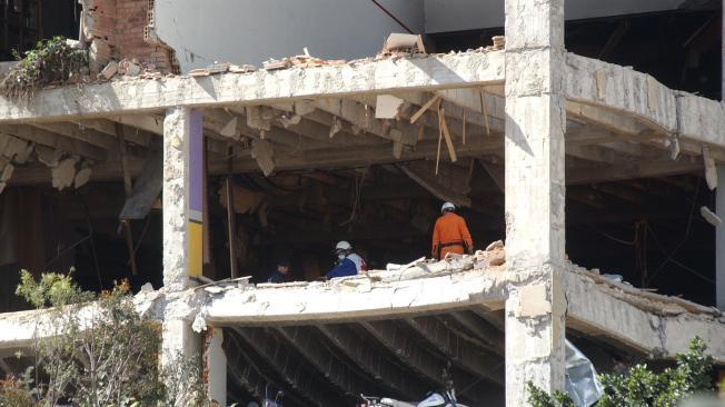 Según medios que reseñaron el atentado en el 2003, varias personas que quedaron atrapadas entre brasas y escombros agitaban pañuelos blancos desde los últimos pisos del Club, esperando ser vistos por las autoridades.