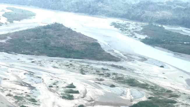 El equipo especial que el contralor Felipe Córdoba envió a Hidroituango realizó esta mañana un sobrevuelo en el que constató las denuncias de la comunidad sobre el descenso del caudal del río Cauca, lo que pone en peligro la manutención de las familias, aguas abajo.