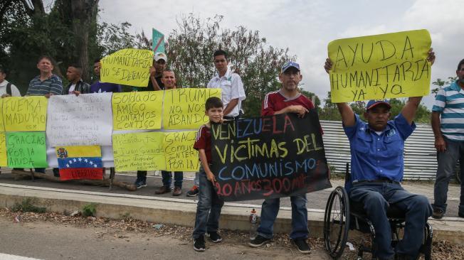 Ciudadanos venezolanos en Cúcuta (Colombia) piden que comiencen a repartir la ayuda humanitaria.