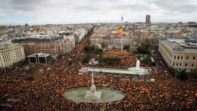 Miles de personas protestaron contra el presidente del gobierno, Pedro Sánchez, su diálogo con los independentistas catalanes y en demanda de elecciones generales