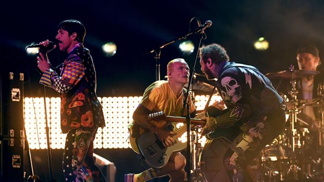 Post Malone tocó la guitarra con Anthony Kiedis, en una actuación sin camisa, sin bragas.