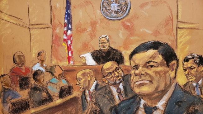 El juez de la corte federal de Brooklyn, Brian Cogan (fondo c.), mientras lee el veredicto contra el narcotraficante mexicano Joaquín 'el Chapo' Guzmán (d.), acompañado de sus tres abogados William Púrpura, Eduardo Balarezo y Jeffrey Lichtman.