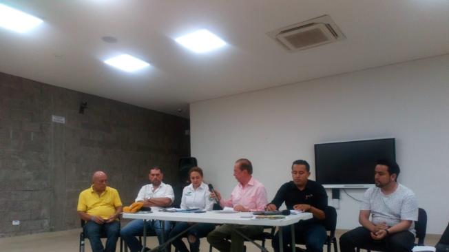 Ekl gobernador de Guaviare y su equipo de colaboradores del sector salud se reunión con los trabajadores de la ESE el martes en la tarde.