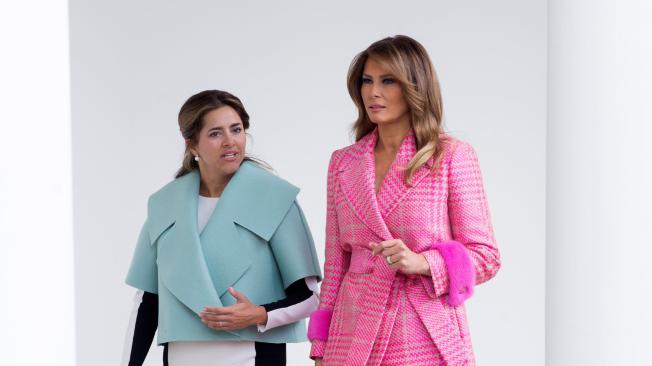 La primera dama estadounidense, Melania Trump (der.), recibe a María Juliana Ruiz (izq.), la esposa del presidente Iván Duque (no aparece), en el despacho Oval de la Casa Blanca, en Washington (Estados Unidos).