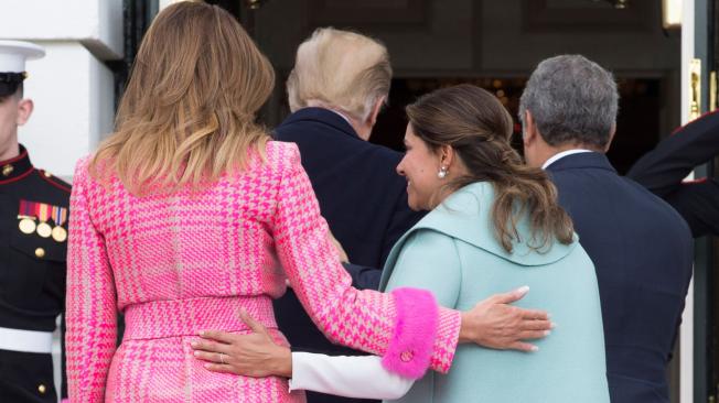 Otro ángulo del encuentro entre Melania Trump (izq.) y María Juliana Ruiz Sandoval (izq.).
