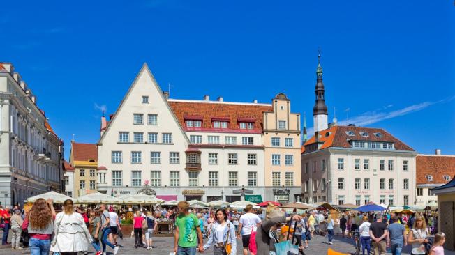 Cada sábado, en la plaza del ayuntamiento de Tallin (Estonia), hay una feria para locales y viajeros.
