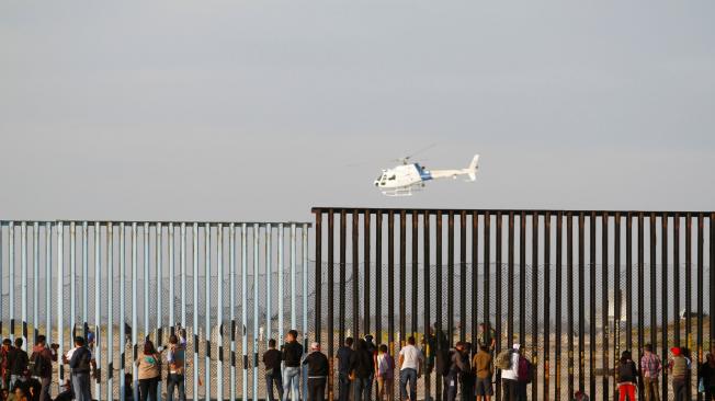 En 2018, decenas de miles de inmigrantes desplazados por la pobreza y violencia en Centroamérica llegaron a la frontera entre México y Estados Unidos en busca de asilo.