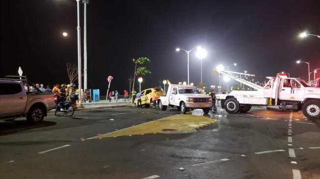 El vehículo fue sacado del río Magdalena por dos grúas del Transito de Barranquilla, el afectado fue transladado a un hospital.