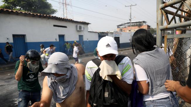 Los venezolanos que se enfrentaron contra el régimen de Madurop no solo fueron atacados con gases lacrimógenos, sino que fueron intimidados con disparos.