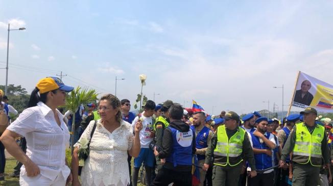 El material de los camiones llegó hasta el punto dispuesto por Migración Colombia y desde ahí partió la multitud a las 12 del mediodía hacia el sitio exacto del bloqueo de la guiardia venezolana, en el puente Simón Bolívar.
