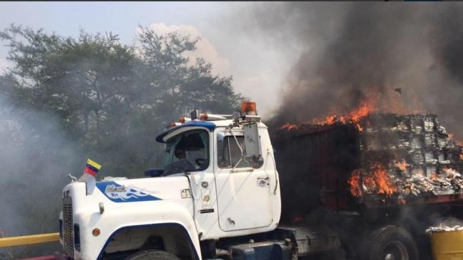 Camiones con ayuda humanitaria fueron incinerados.