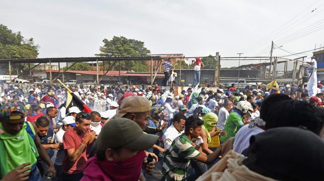 Cerca de veinte lesionados dejaron los enfrentamientos entre manifestantes y la Guardia Nacional Bolivariana.