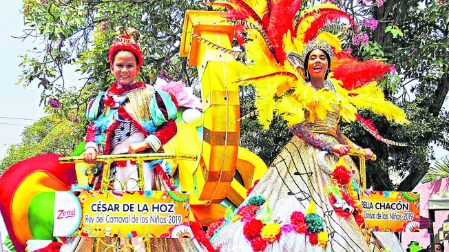 César De La Hoz e Isabela Chacón abrieron el desfile con su carroza en honor a 'Paraguitas'.