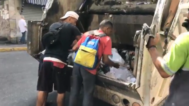 La grabación muestra a un grupo de jóvenes sacando basura del camión de basura.