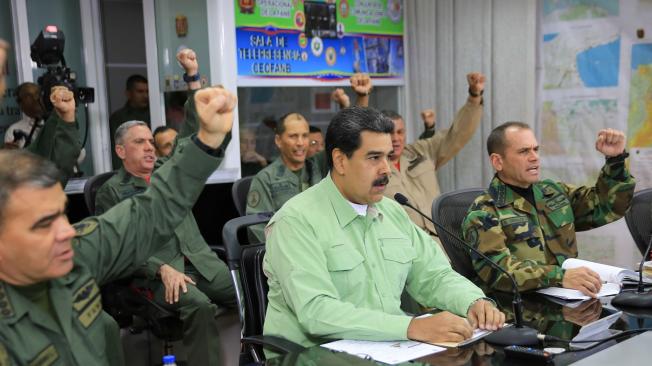 Nicolás Maduro, acompañado de sus altos militares.