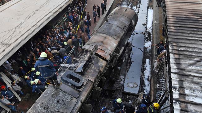 Un incendio se produjo luego de la colisión del tren dentro de la estación de trenes Ramsés, en El Cairo.