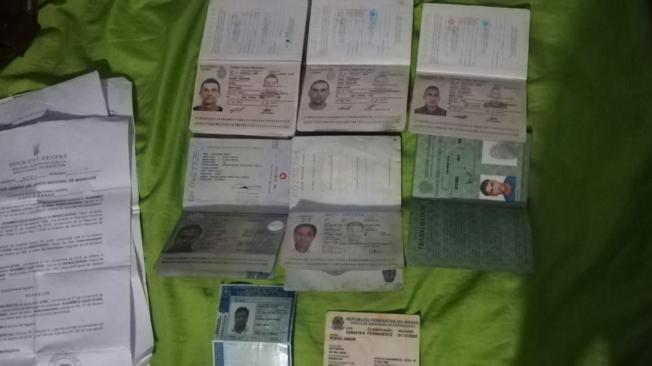En los allanamientos encontraron los pasaportes de algunos extranjeros que fueron víctimas de la red de tráfico.