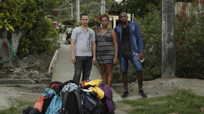 Los cubanos Jorge, Yailin y Miguel esperaban unirse en Sapzurro con un grupo de más de 700 migrantes que estuvo varado varios días en el corregimiento. Sin embargo, ellos habían logrado cruzar a Panamá un par de días antes.