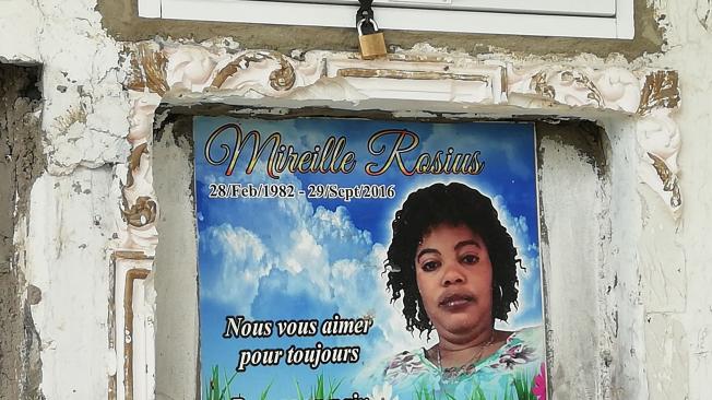 La haitiana Mireille Rosius murió en Turbo por una complicación médica. Sus hermanos la enterraron y siguieron su camino hacia Norteamércia.