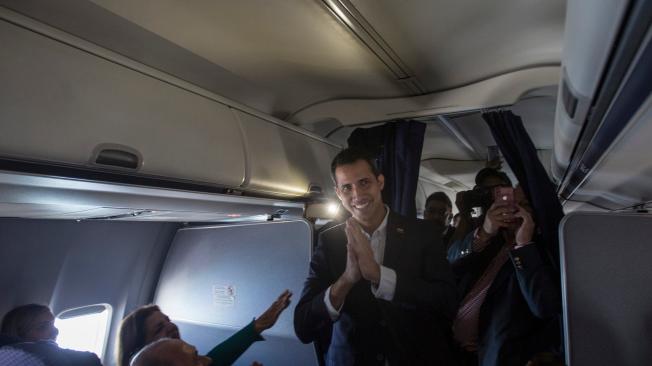 El líder opositor Juan Guaidó dio un discurso en el avión que lo trajo de Panamá antes de llegar al aeropuerto de Maiquetía este lunes, después de una gira por América Latina.