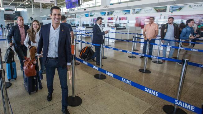 El líder opositor Juan Guaidó a su llegada al aeropuerto de Maiquetía este lunes después de una gira por América Latina.