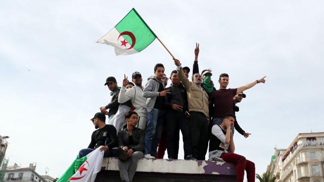 Estudiantes argelinos protestan contra la decisión del presidente del país, Abdelaziz Buteflika, de optar a un quinto mandato pese a su enfermedad.