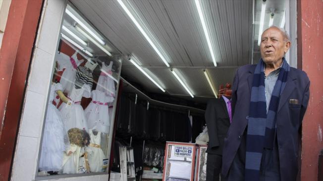 Said Amat Makhluf, migrante palestino radicado en Colombia, atiende 'Nablos', uno de los almacenes de ropa que tiene en el centro de Bogotá, en la carrera novena con calle once.