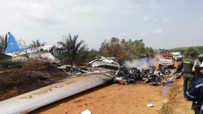 El avión DC3, de matrícula 2494, cayó de un solo impacto, se quebró en varias partes y se incendió.