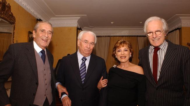 Con sus amigos del alma: los fallecidos Álvaro Castaño Castillo, el expresidente Belisario Betancur y el periodista cultural Bernardo Hoyos.